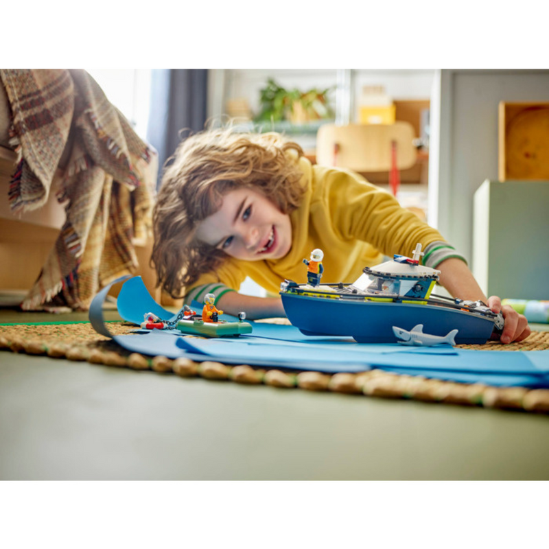 LEGO City Police Boat Chase Toy with a Speedboat 60456